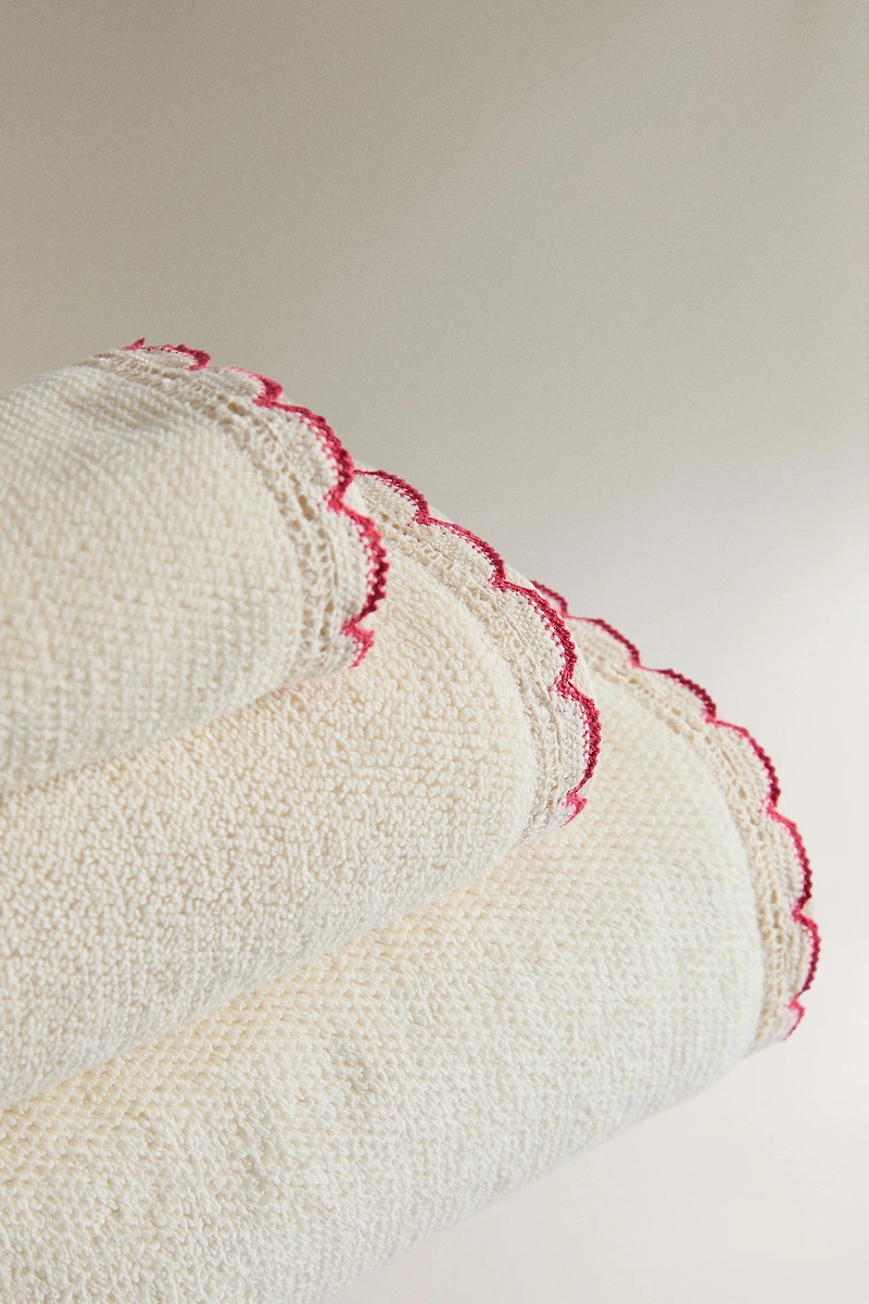 CONTRAST CROCHET BATH TOWEL