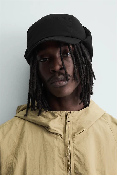 CASQUETTE TECHNIQUE MATELASSÉE AVEC CACHE-OREILLES