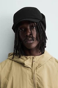 CASQUETTE TECHNIQUE MATELASSÉE AVEC CACHE-OREILLES