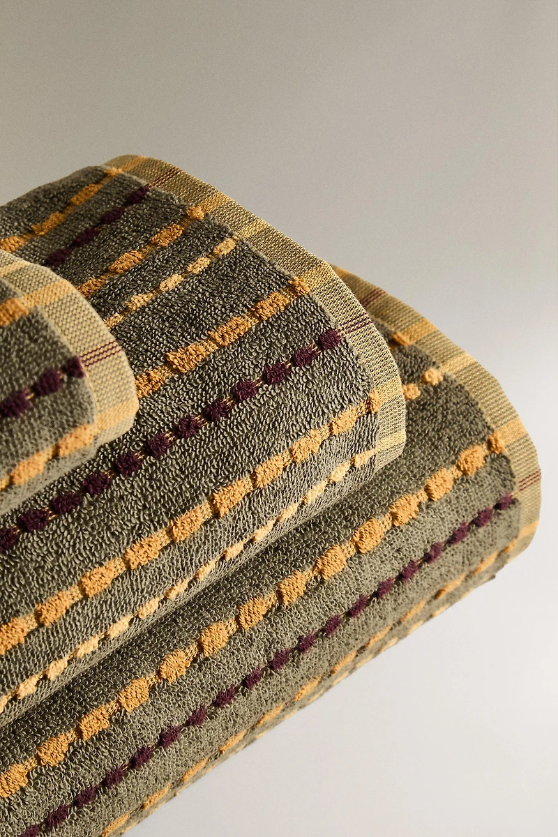 BATH TOWEL WITH COLORED DOTS