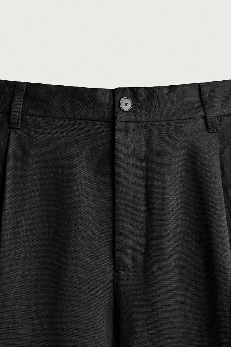 TEXTURED PLEATED SUIT SHORTS