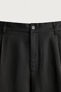 TEXTURED PLEATED SUIT SHORTS