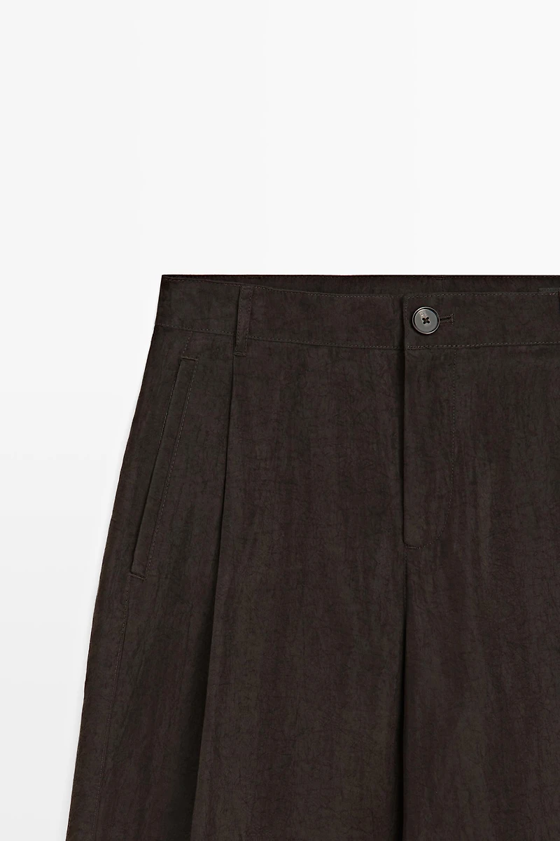 Wide-leg flowing trousers with darts
