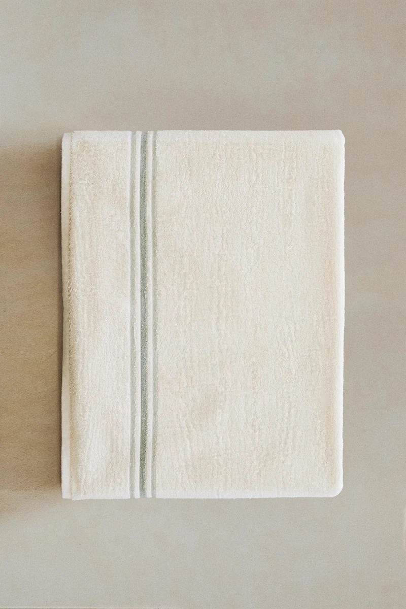 BATH TOWEL WITH COLORED BORDER