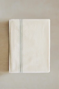 BATH TOWEL WITH COLORED BORDER