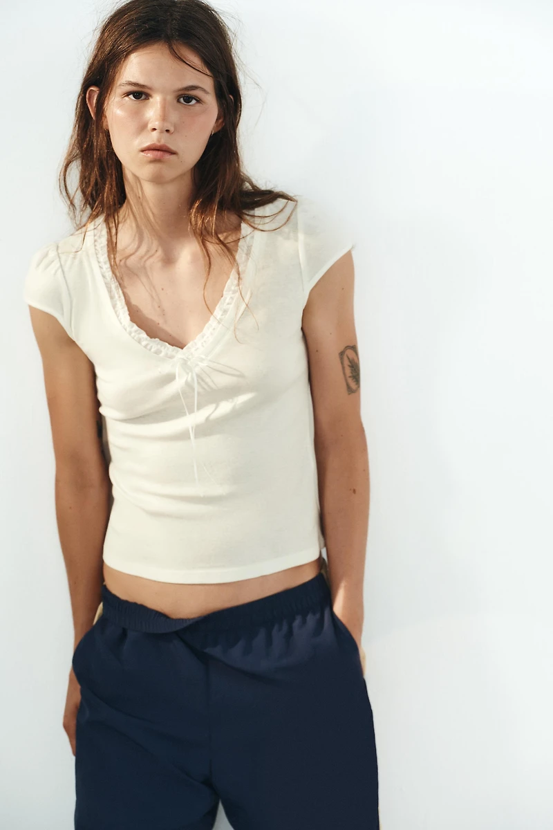 CONTRAST V-NECK T-SHIRT