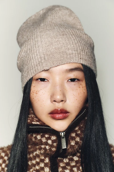 RIBBED KNIT BEANIE HAT