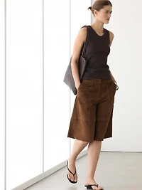 Bermuda long en cuir finition daim