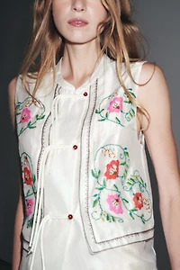 FLORAL EMBROIDERED TOP
