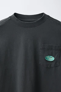T-SHIRT EFFET DÉLAVÉ À POCHE ET LOGO BRODÉ