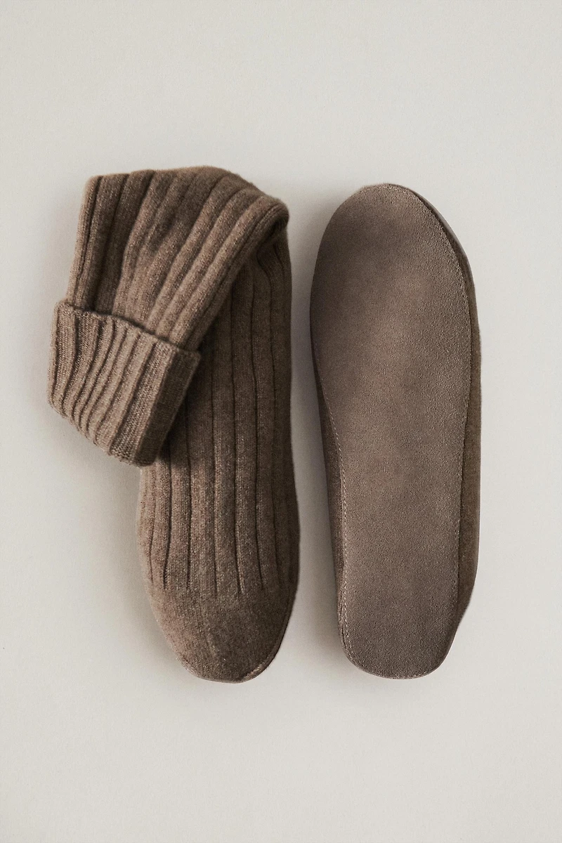 CASHMERE SOCKS WITH LEATHER SOLE