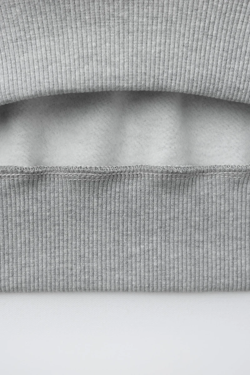 SWEAT UNI À ÉTIQUETTE