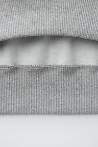 SWEAT UNI À ÉTIQUETTE