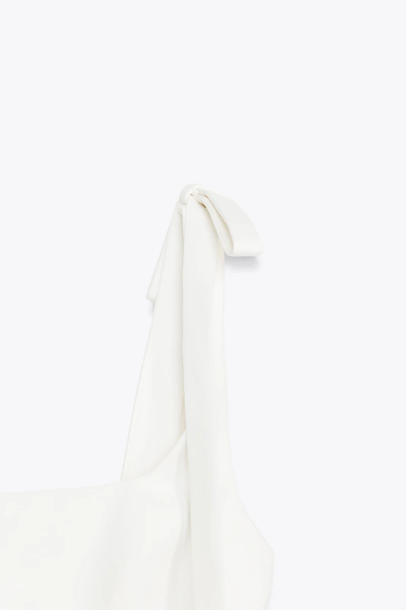 ROBE COURTE ÉLASTIQUE À LACETS