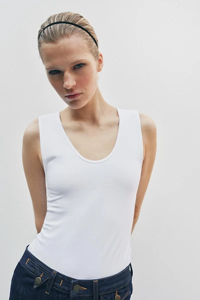 SLEEVELESS T-SHIRT
