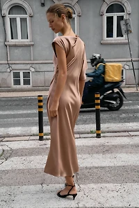 ROBE MI-LONGUE SATINÉE MANCHE ASYMÉTRIQUE