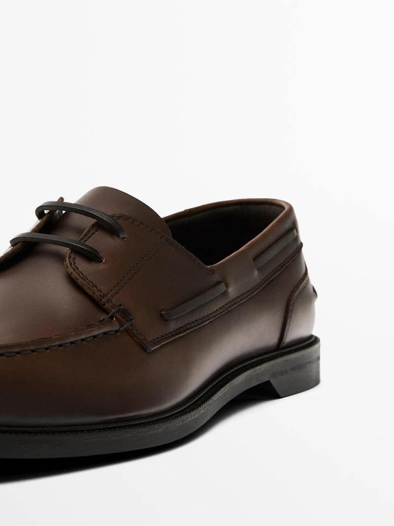 Chaussures bateau en cuir graissé