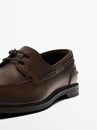 Chaussures bateau en cuir graissé