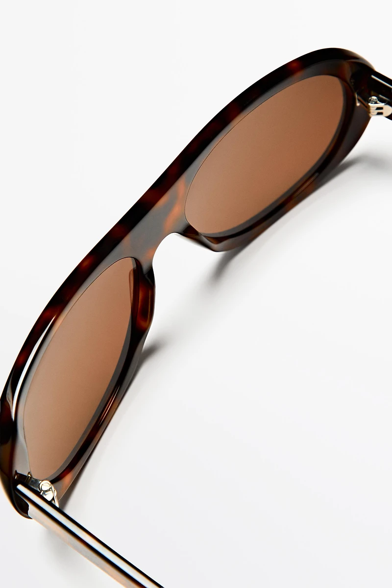 Oval tortoiseshell-effect sunglasses