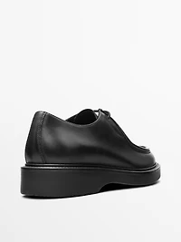 Leather shoes with moc toe