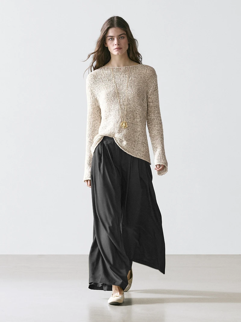 Flowing trousers with darts