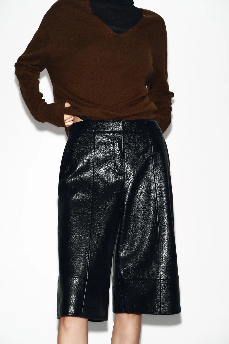 SHORT LONGUE MATIÈRE SYNTHÉTIQUE