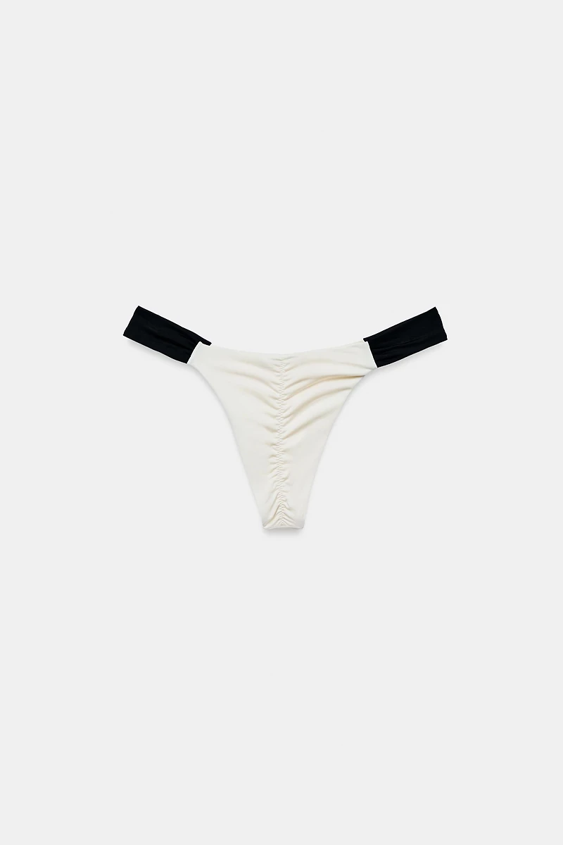 BAS DE BIKINI AVEC FRONCES ET CONTRASTE