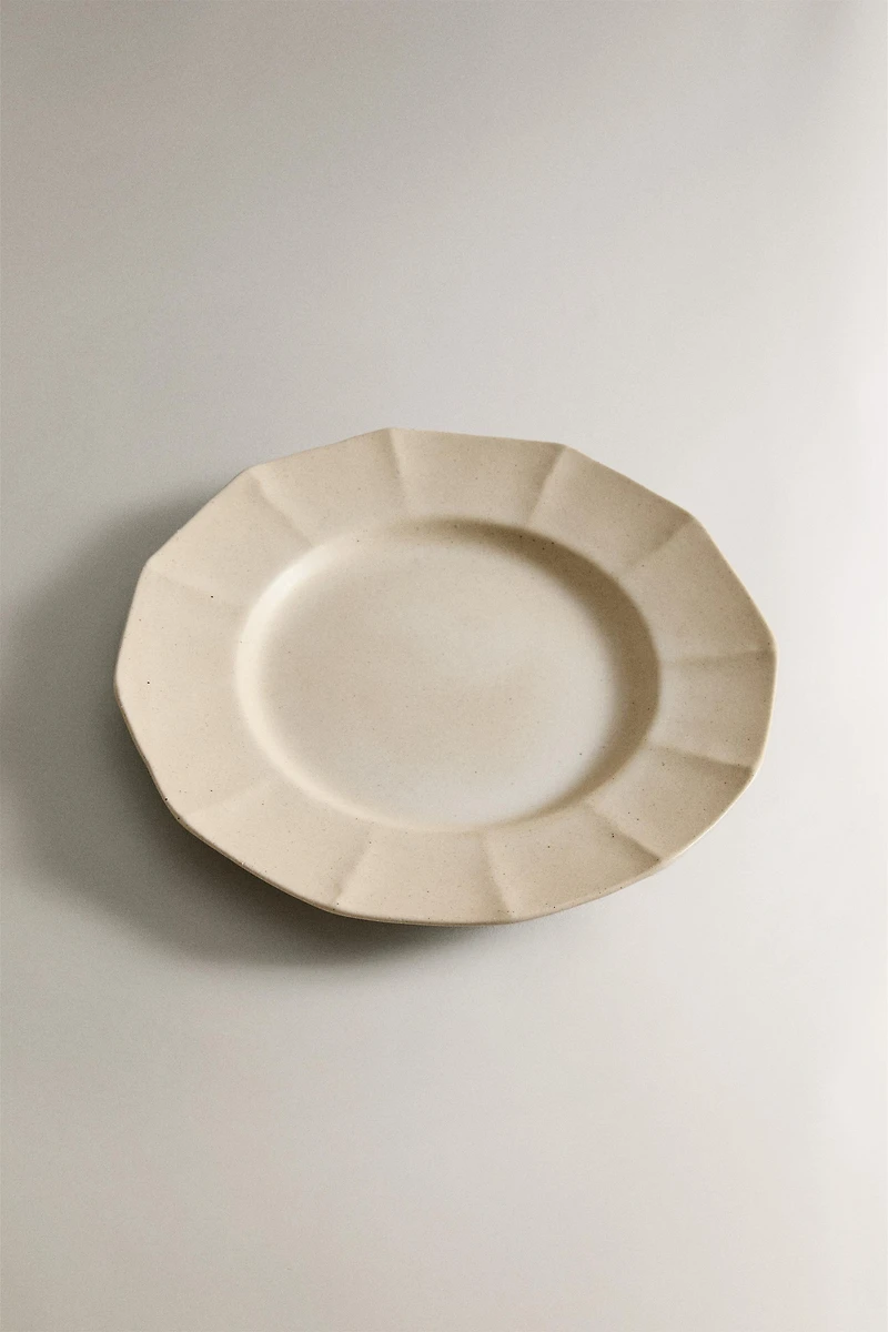 ASSIETTE À DESSERT GRÈS RELIEF LIGNES CADRE