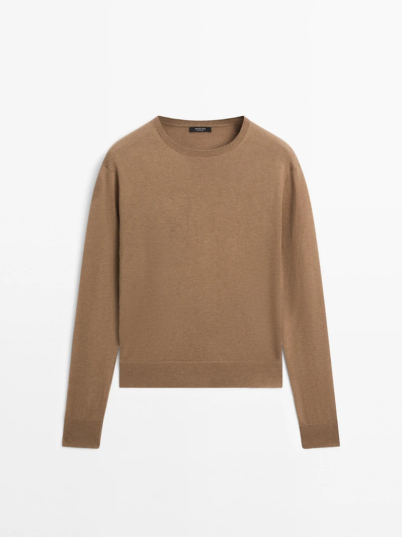 Wool blend knit sweater with crew neck