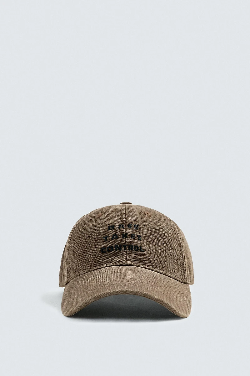 CASQUETTE BRODÉE CONTRASTANTE