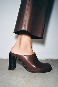 MULES EN CUIR À TALONS ÉDITION LIMITÉE