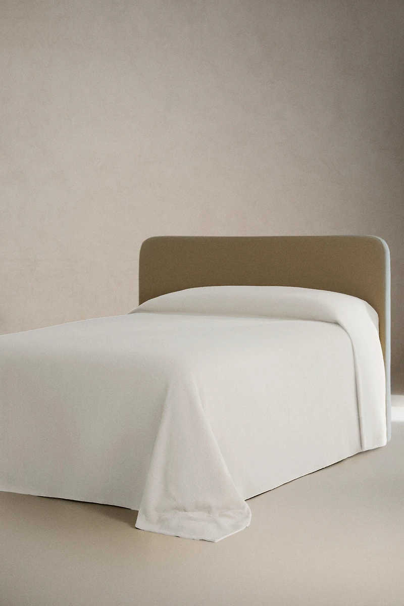 TEXTURED JACQUARD BEDSPREAD
