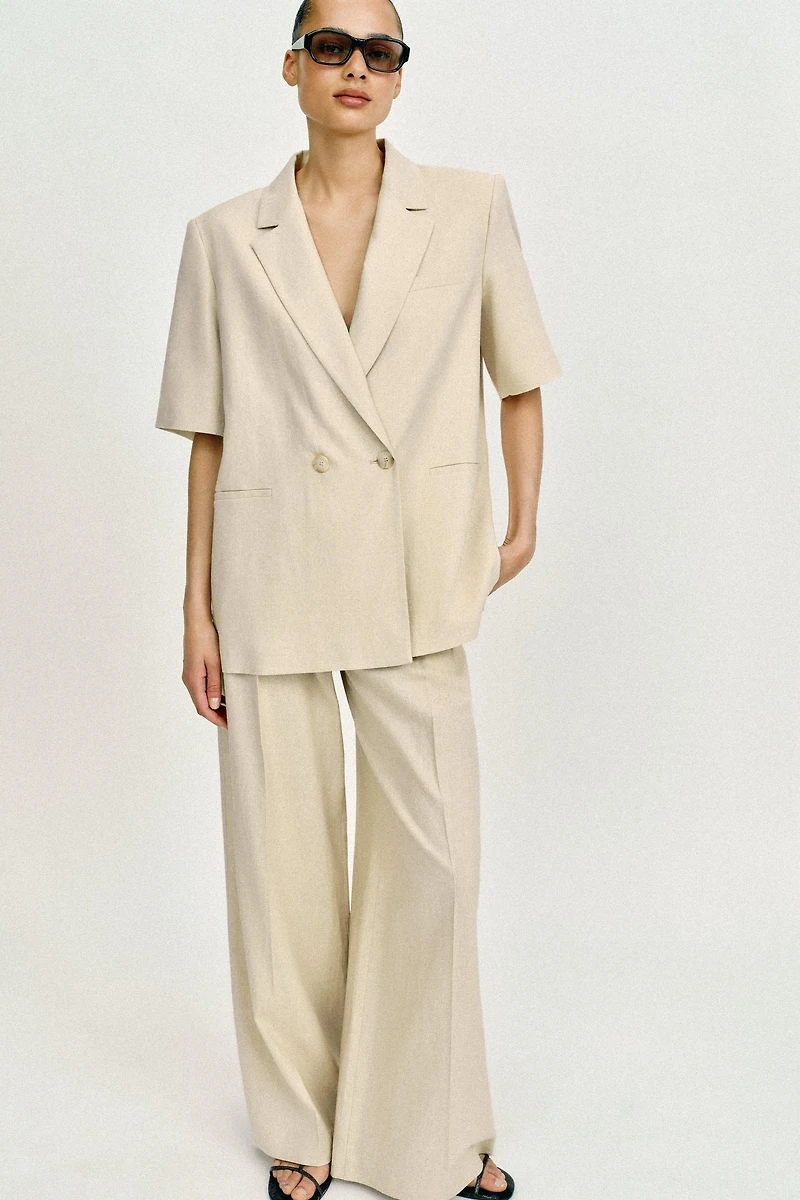 VESTE À BOUTONNAGE CROISÉ EN LIN ET MANCHES COURTES