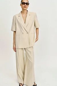 VESTE À BOUTONNAGE CROISÉ EN LIN ET MANCHES COURTES