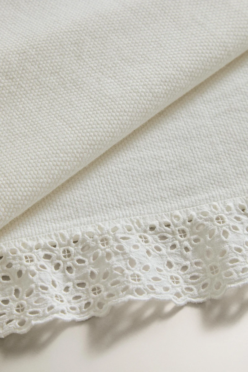 COTTON BEDSPREAD WITH EMBROIDERED RUFFLE
