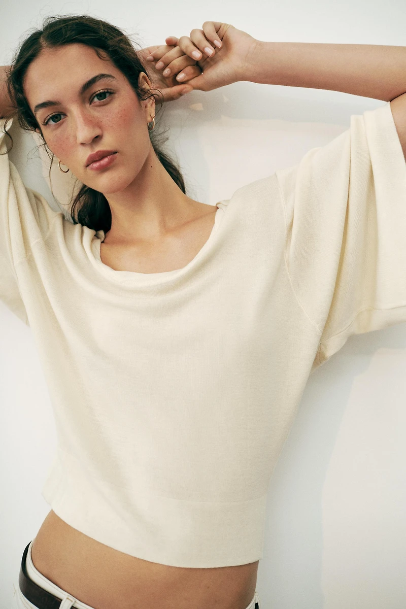 GATHERED ROUND NECK KNIT TOP