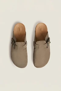 LEATHER CLOGS WITH BUCKLE