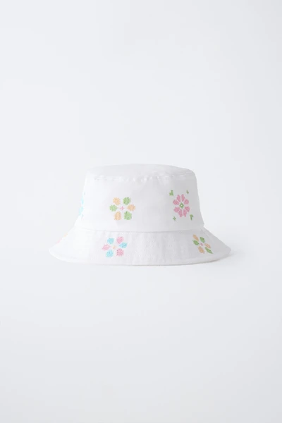 CHAPEAU SEAU BRODERIES POINT DE CROIX
