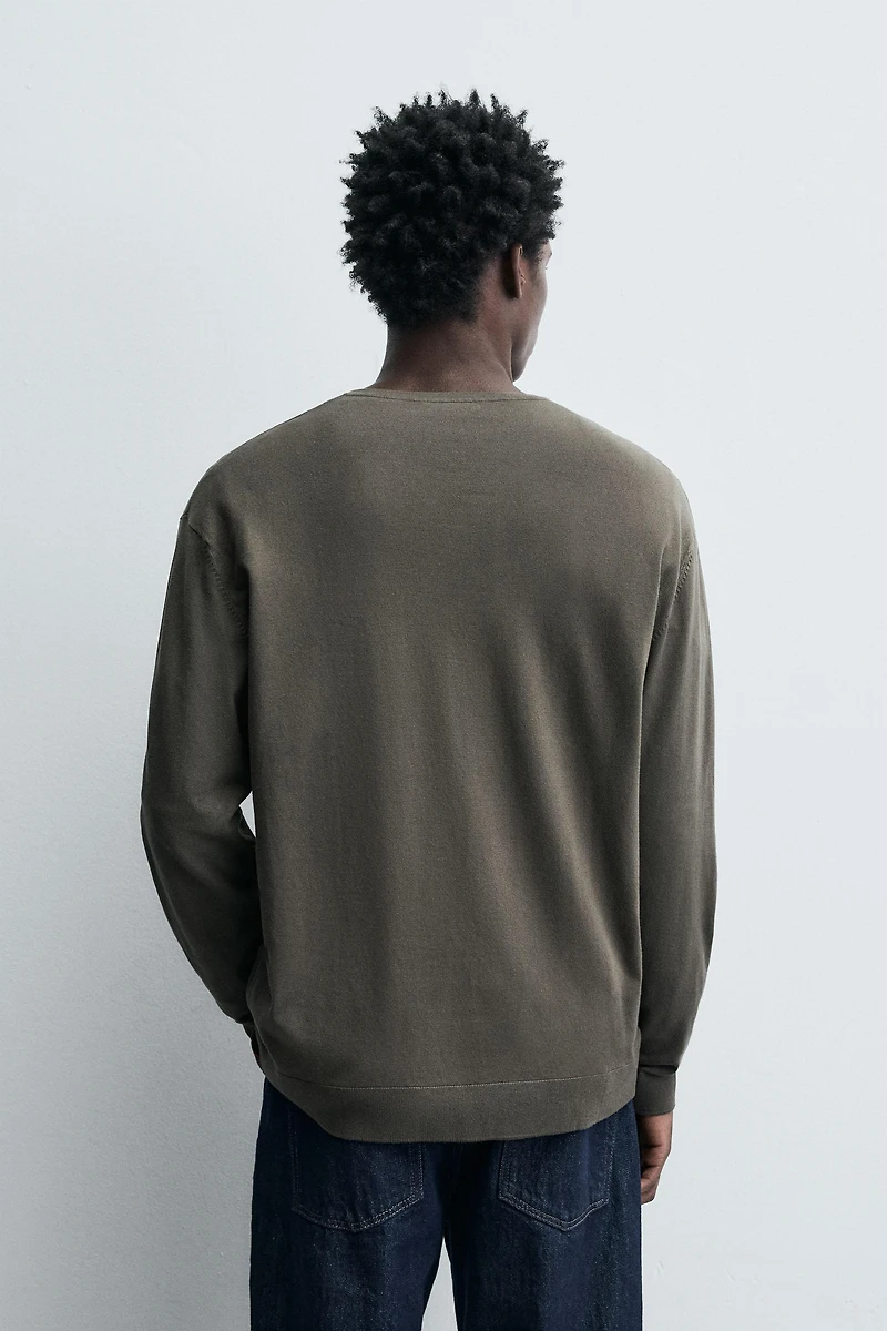 PULL BASIQUE À COL EN V