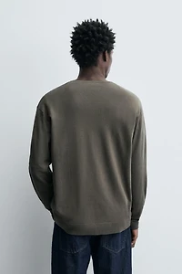 PULL BASIQUE À COL EN V