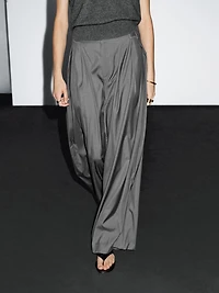 Flowing trousers with darts