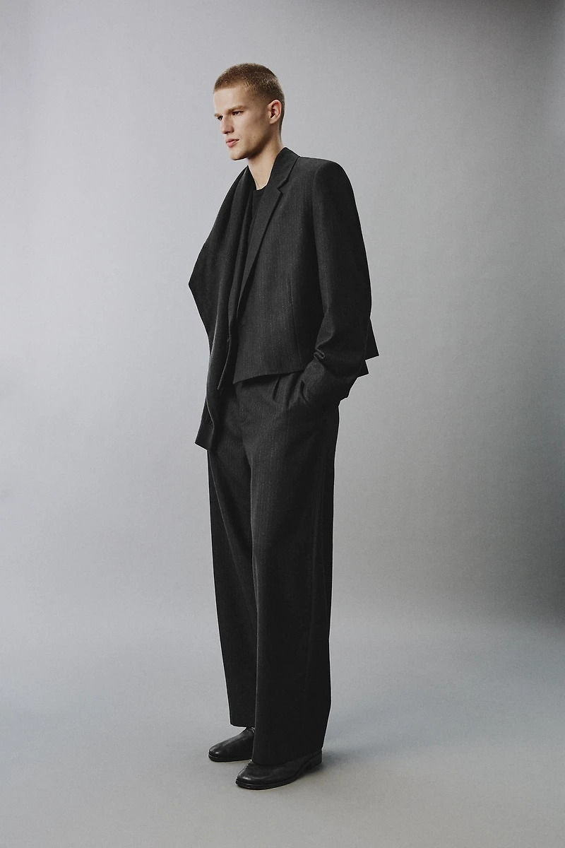 PINSTRIPE CROPPED FIT SUIT BLAZER