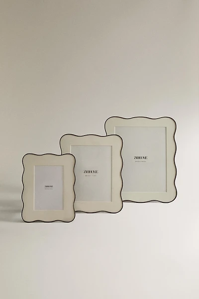 SCALLOPED METAL PICTURE FRAME