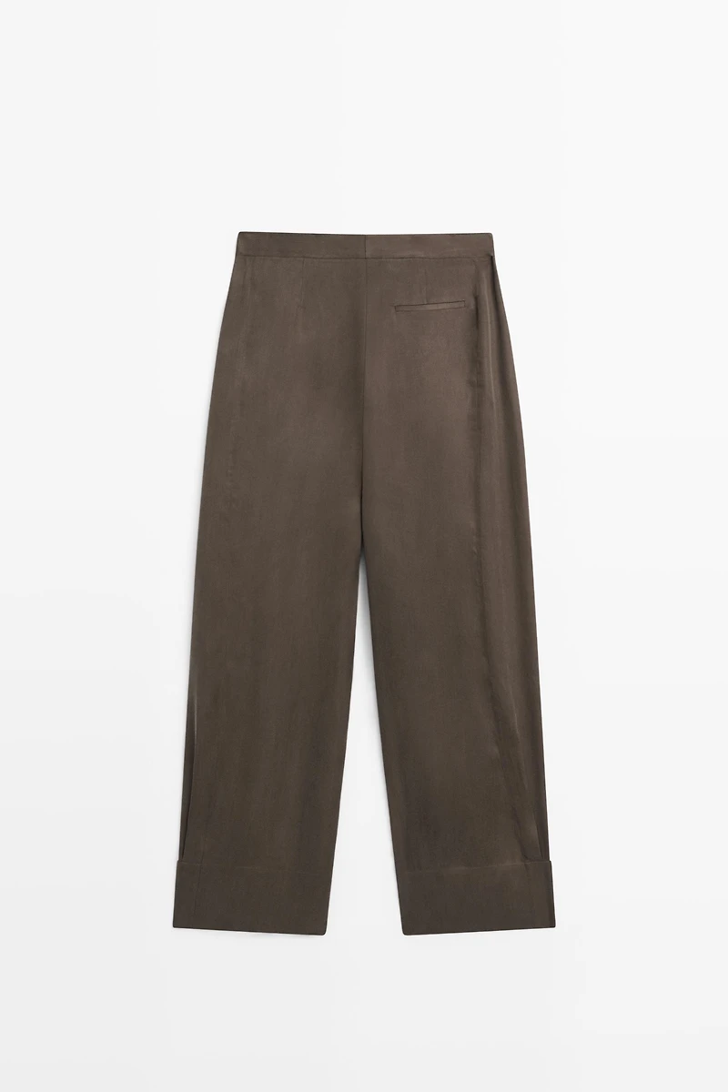 Total look flowing trousers with buttoned hems