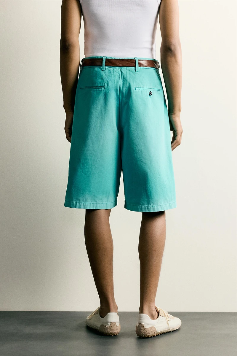 SHORT DÉLAVÉ COUPE RELAXED FIT À PLIS