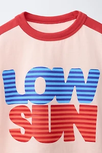 T-SHIRT LISERÉS CONTRASTANTS ET INSCRIPTION