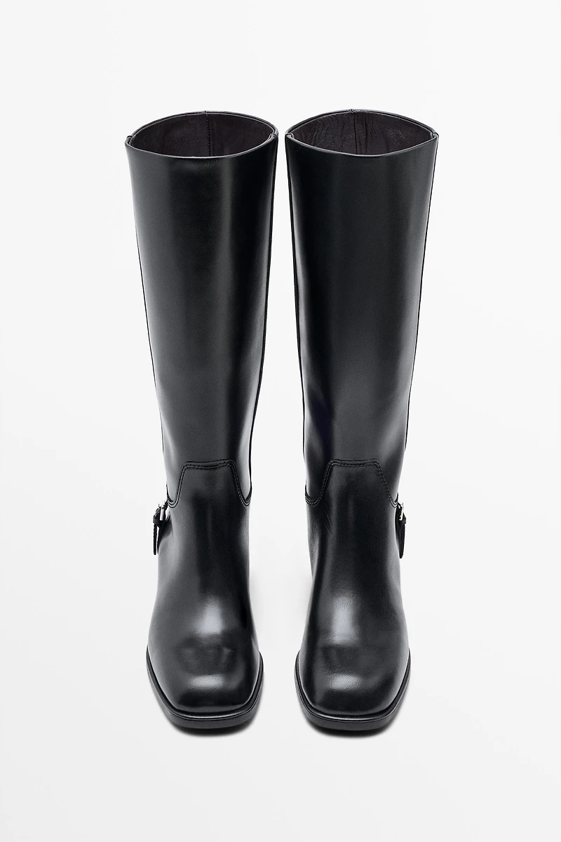 Flat leather boots with lateral buckle