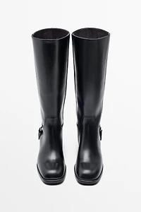 Flat leather boots with lateral buckle