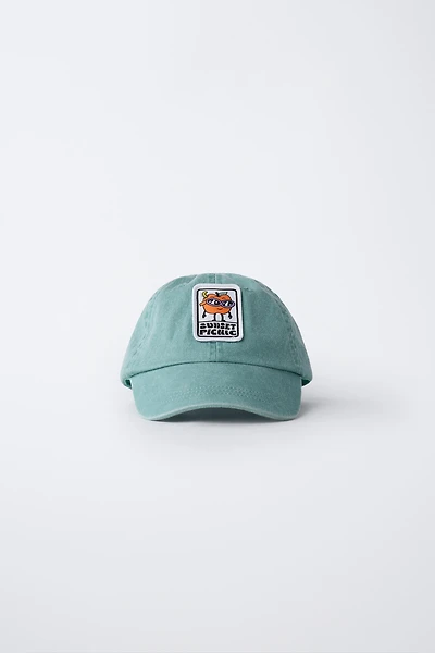 CASQUETTE EFFET DÉLAVÉ AVEC PIÈCE