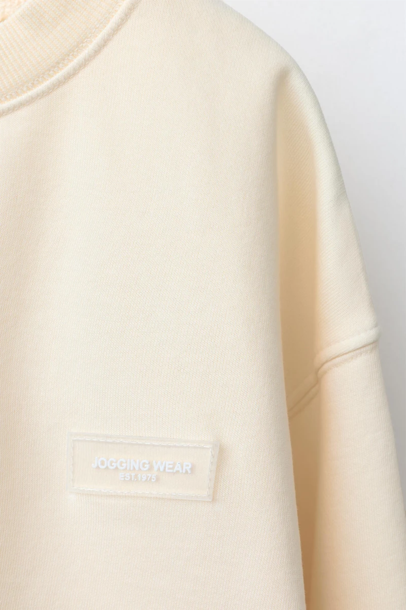 SWEATSHIRT AND CARGO JOGGER SET WITH RUBBERIZED LABEL